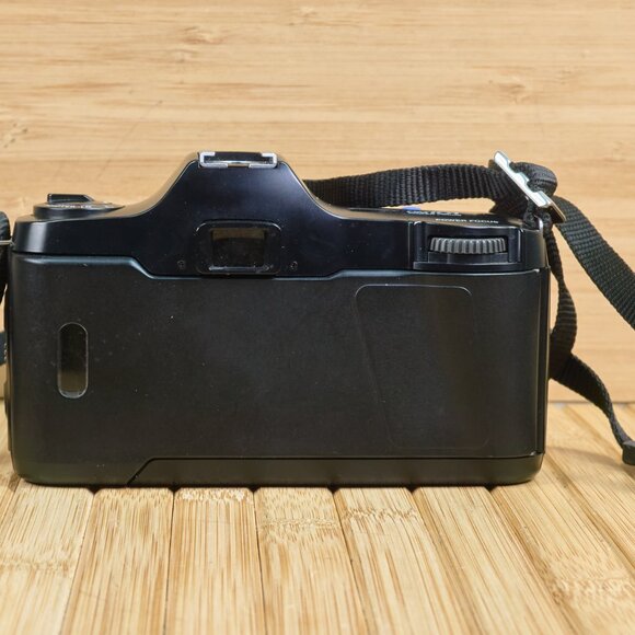 Vintage Olympus OM101 SLR 35mm Film Camera, Vivitar f/2.8 28mm Wide Angle Lens - Picture 5 of 10